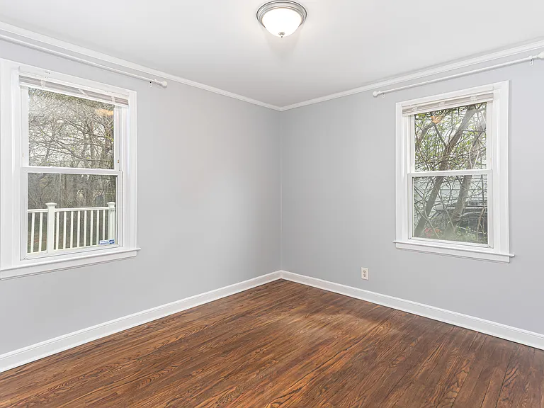 296 Birdseye St — Photo 10