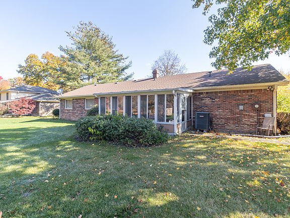 2nd image of 318 Woodland West Dr