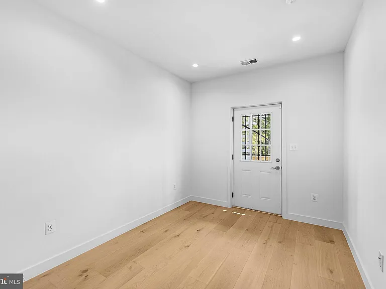 2530 B Elvans Rd SE — Photo 23