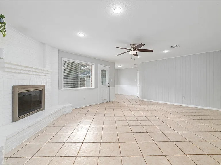 25602 Oakhurst Dr — Photo 10
