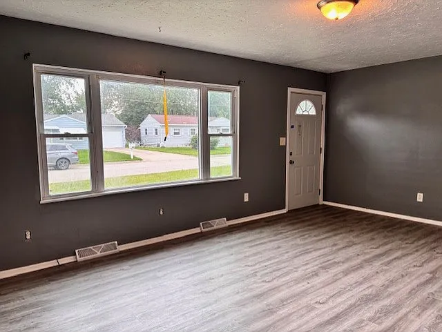 3 bed, 980 sqft, $1,400 — Photo 2