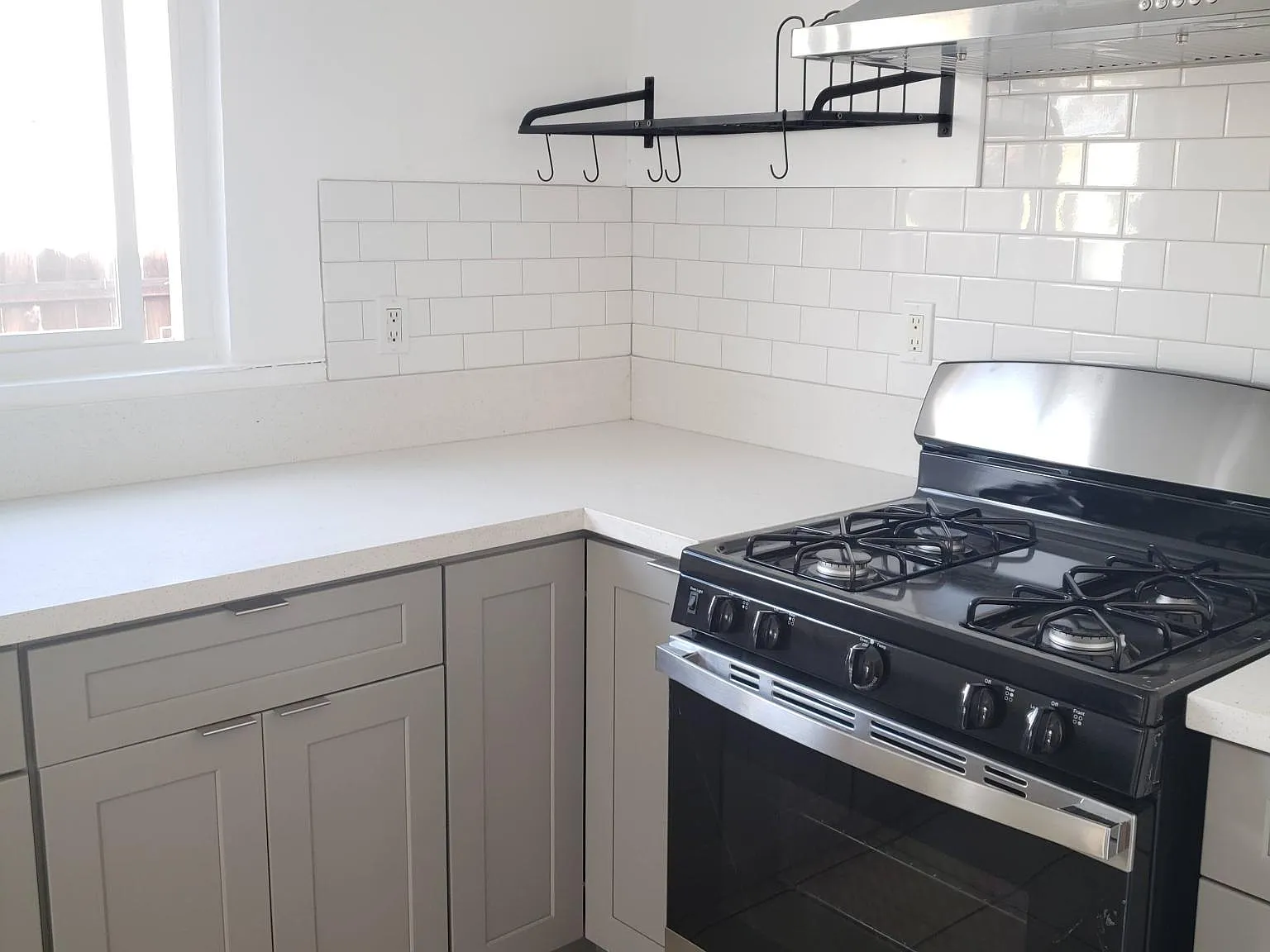 2737 S West View St — Photo 2