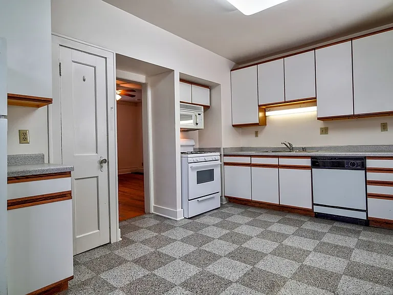 212-214 N Blount St — Photo 8