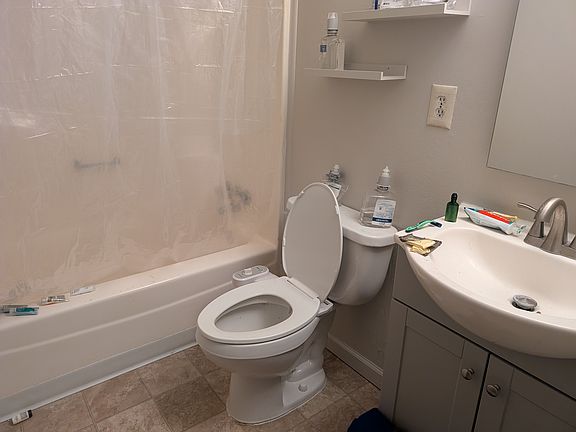 3rd image of 1020 N Orris Dr