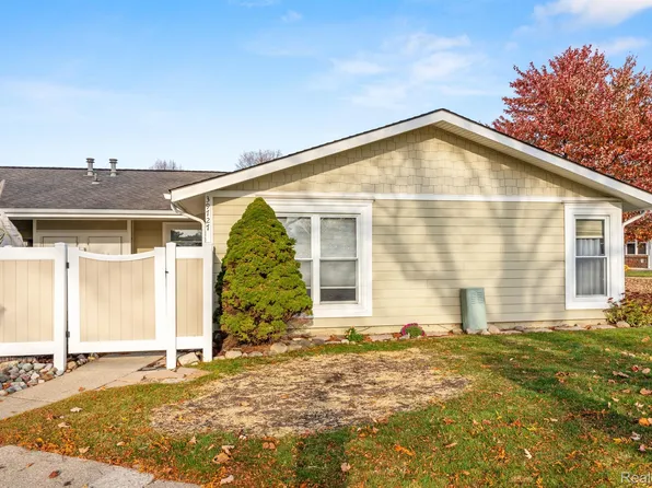 39727 Village Wood Ln, Novi, MI 48375
