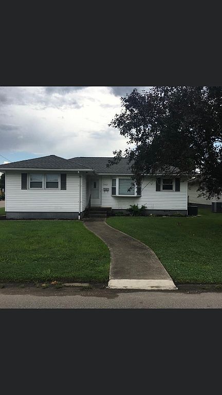 742 E 10th St - Property Image