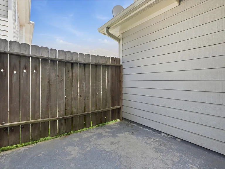 2031 Kemah Village Dr — Photo 16