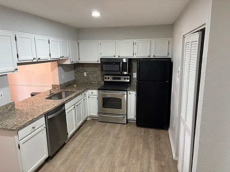 221 Seasons Pkwy #221 — Photo 11