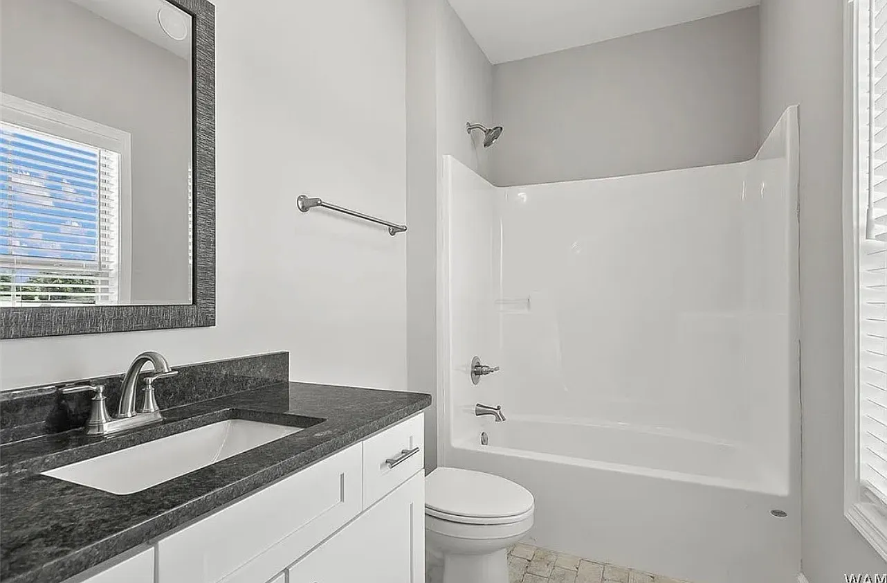 4 bed, 4.5 bath, 2080 sqft, $3,000 — Photo 4