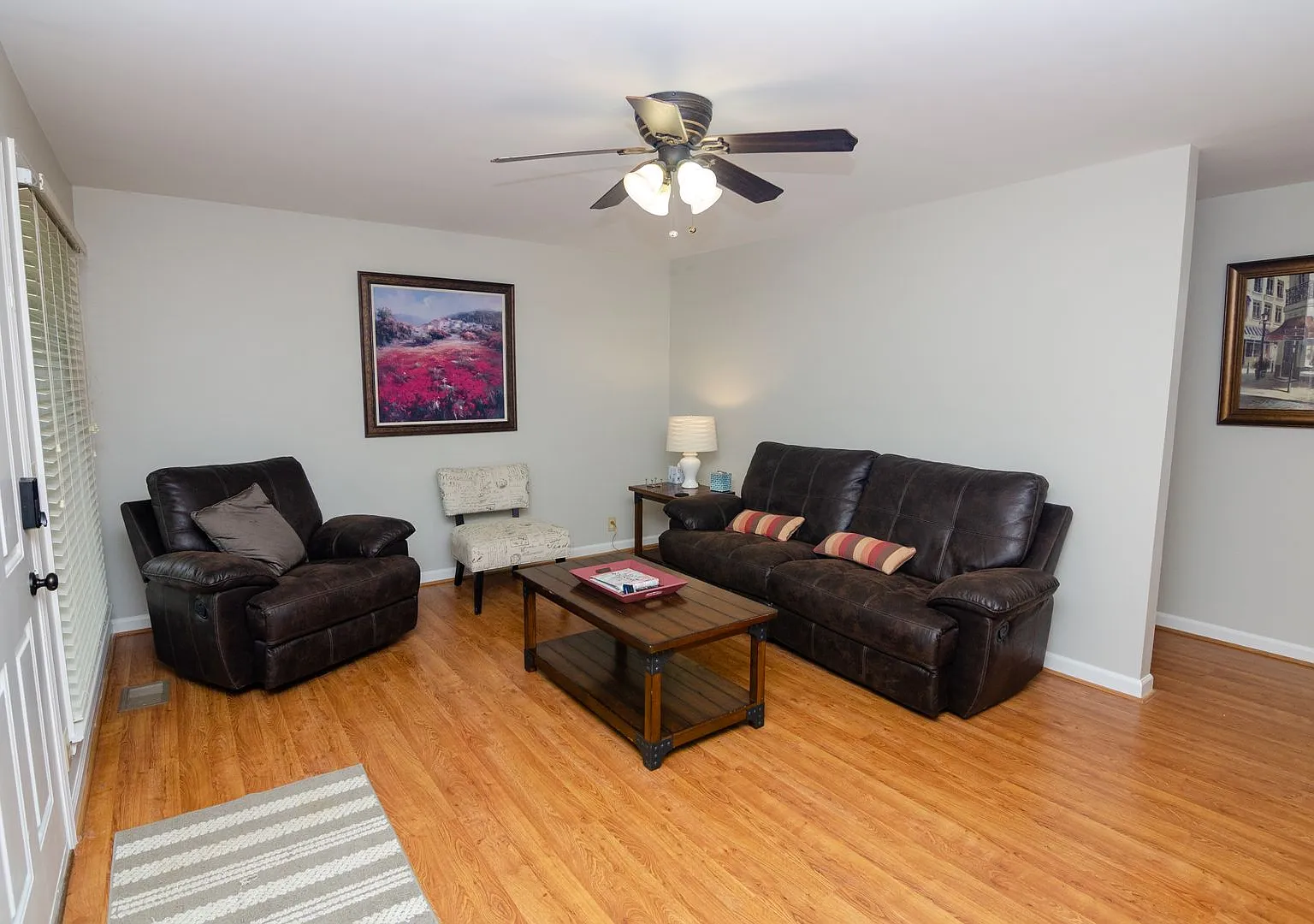 Stunning remodeled home in Franklin with a garage — Photo 3