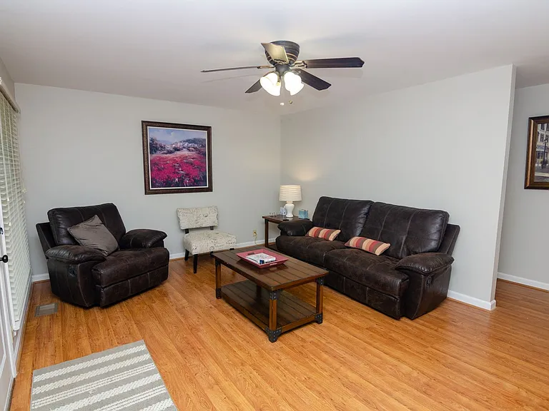 306 Wedgewood Ct — Photo 3