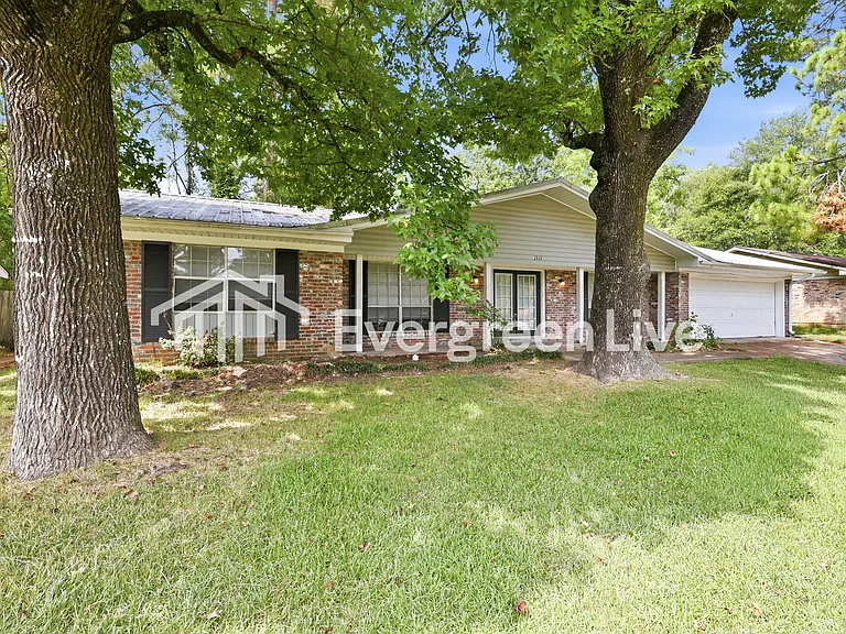 2839 Fallbrook Dr — Photo 1
