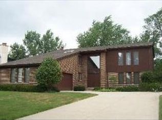 3914 Raintree Ln, Northbrook, IL 60062