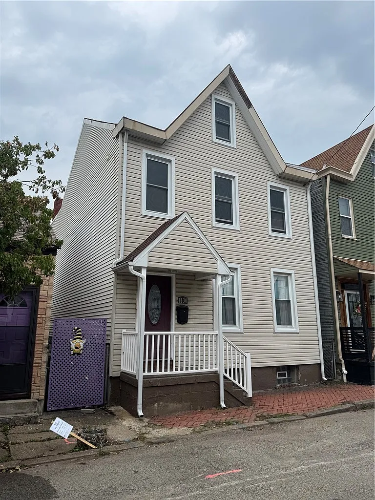 4 bed, 1.5 bath, 2606 sqft, $1,800 — Photo 1