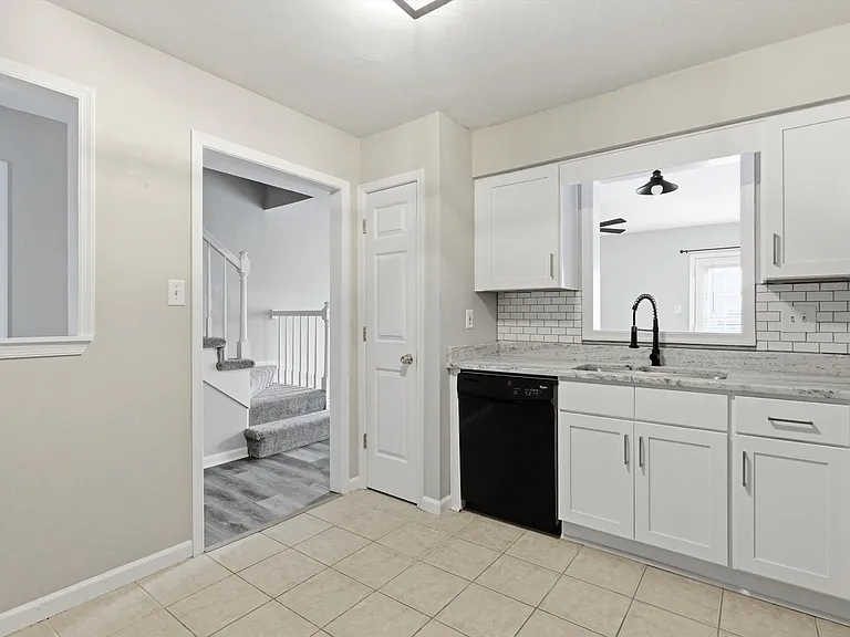 435 Greenview Dr — Photo 4