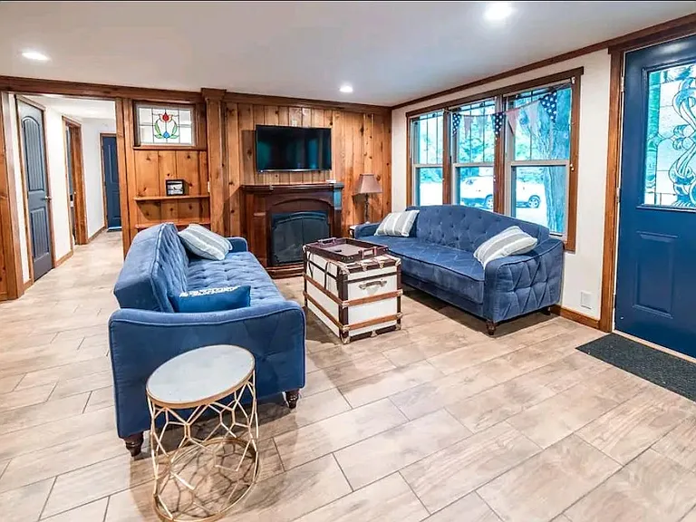 9815 E Cherry Bend Rd — Photo 1