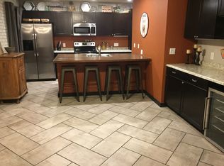 3920 NE Mid Oaks Rd, Kansas City, MO 64116