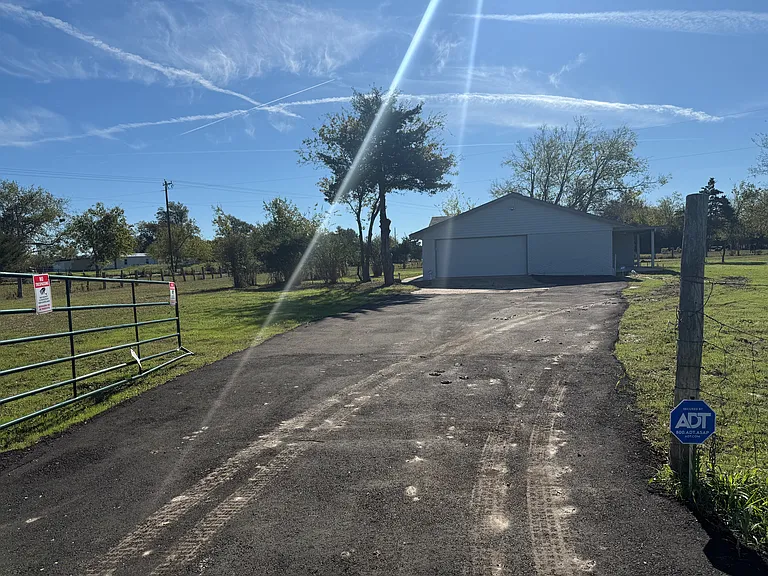 2631 FM 2736 — Photo 6