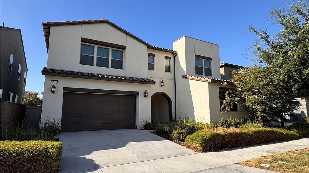 5 bed, 4.5 bath, 3085 sqft, $4,500 — Photo 2