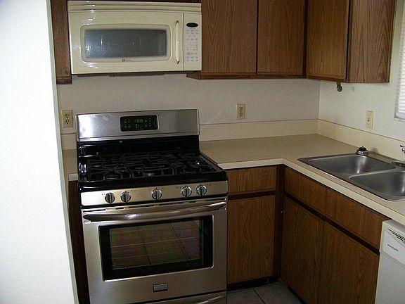 5th image of 605 Sweet Bay Cir