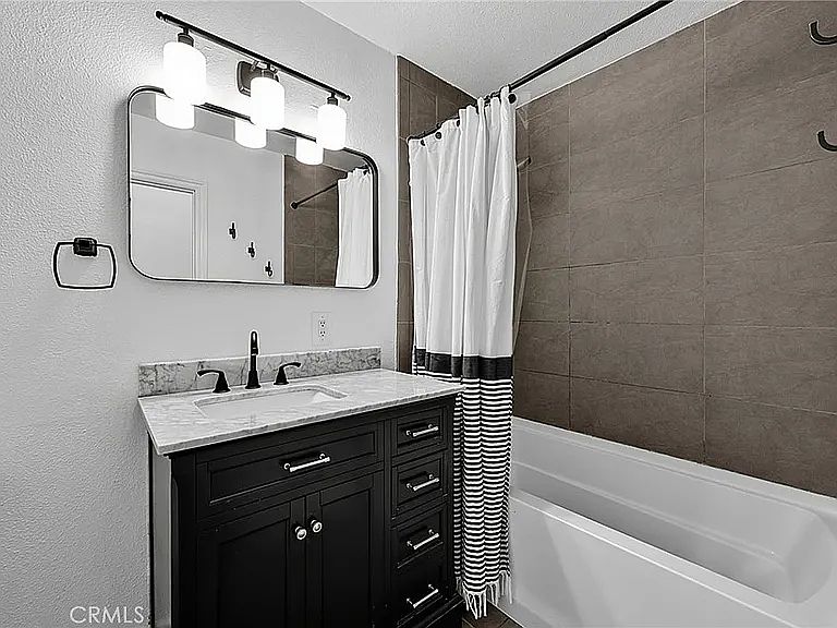 1st image of 5972 Meadowlark Dr #1