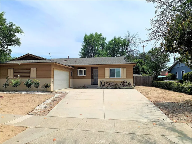 1638 Grove Pl — Photo 1