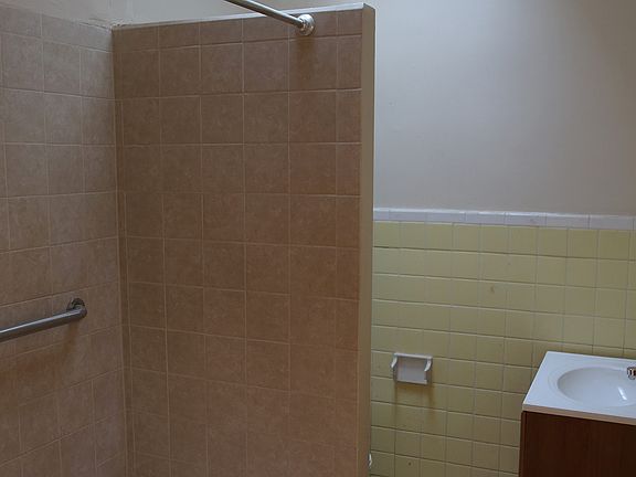 3rd image of 861 E Westmoreland St