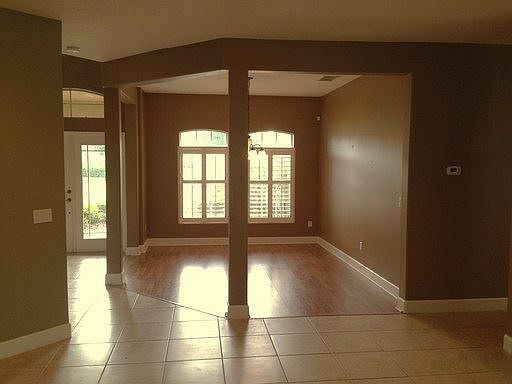 3rd image of 136 Heatherbrooke Cir