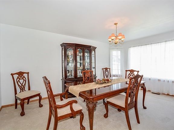 3rd image of 475 Doxbury Ln