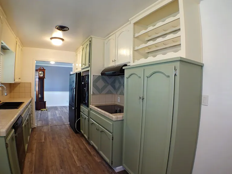 708 Douglas Ln — Photo 7