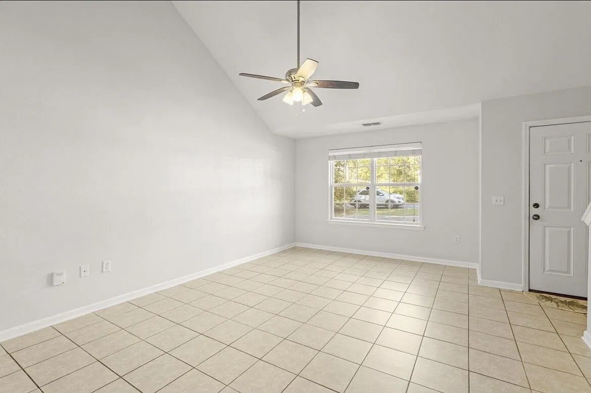 3 bed, 3.0 bath, 1363 sqft, $1,595 — Photo 3