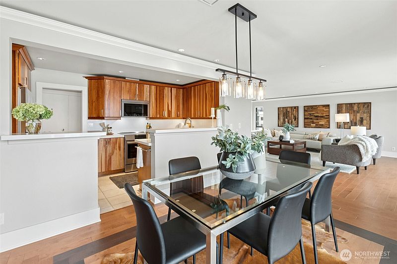 3rd image of 320 Melrose Avenue E #704