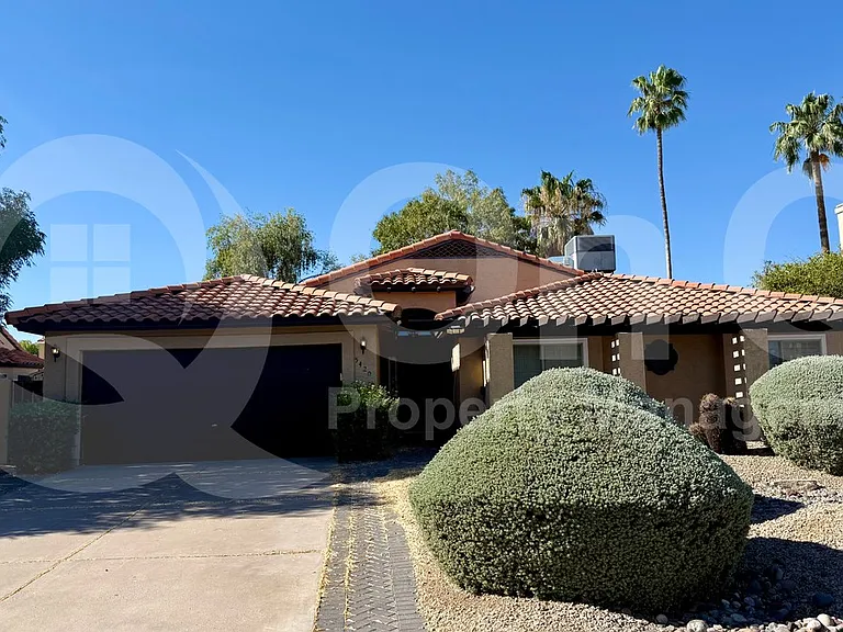 5420 E Paradise Ln — Photo 2