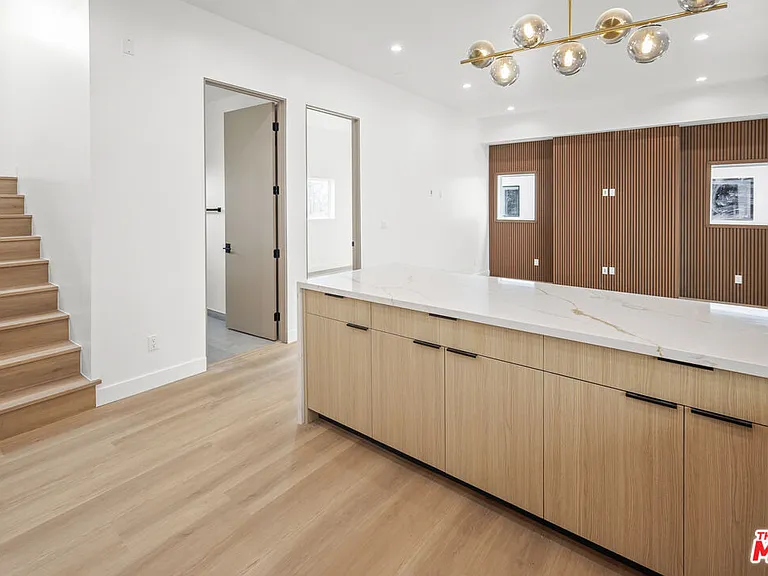 11006 Hortense St #1/2 — Photo 4