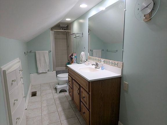 2nd image of 704-6 W Pike St