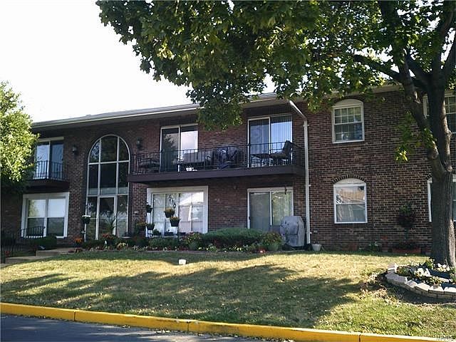 Nice and spacious first floor, end unit with 3 bedrooms and