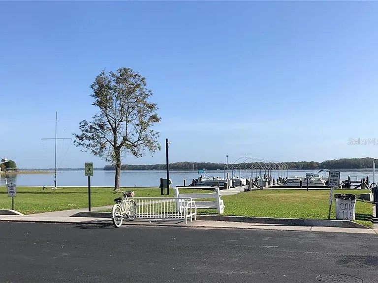 274 Beach Ct — Photo 4