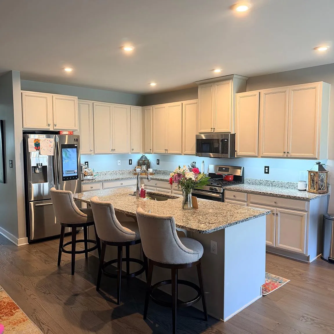 3 bed, 2.5 bath, 2550 sqft, $3,000 — Photo 1