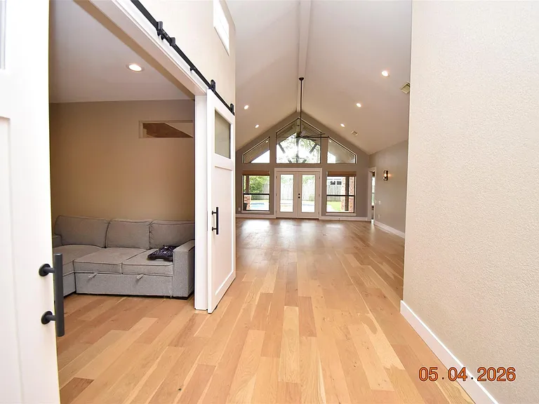 421 Creekside Dr — Photo 2