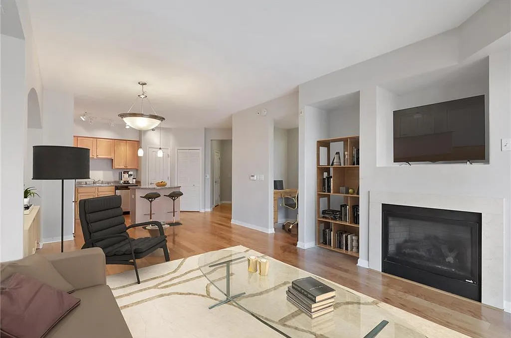 1 bed, 1.0 bath, 907 sqft, $1,895 — Photo 2