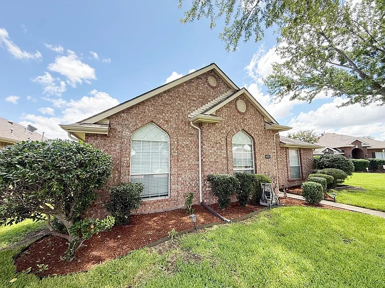 6000 Arlington Dr — Photo 2