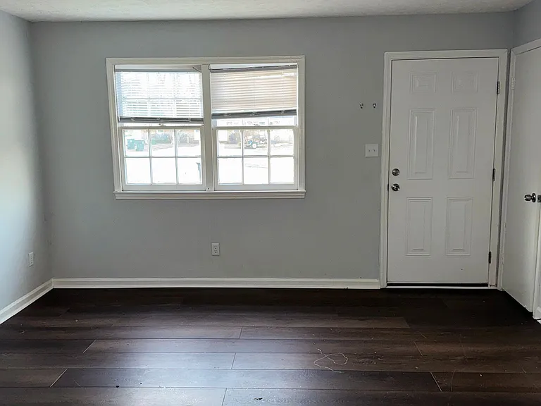 1221 Southwood Dr — Photo 3
