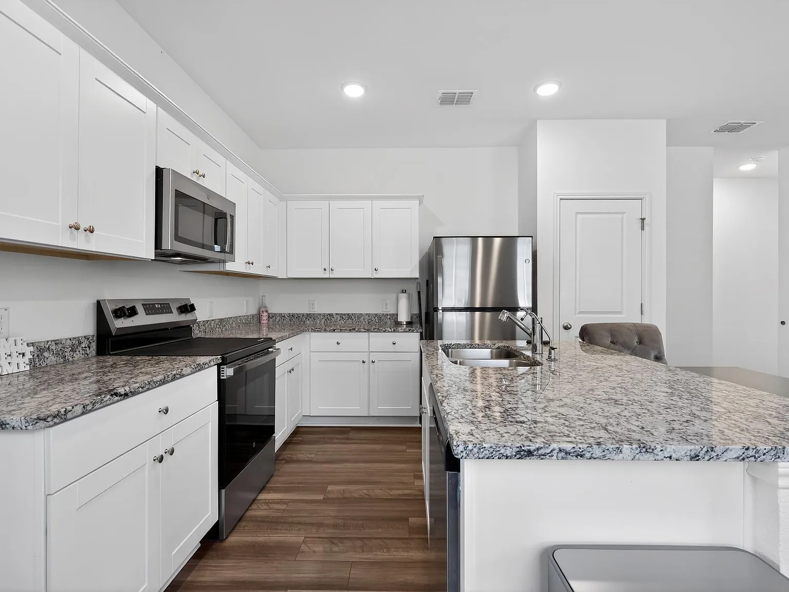 3 bed, 2.0 bath, 1401 sqft, $1,775 — Photo 4