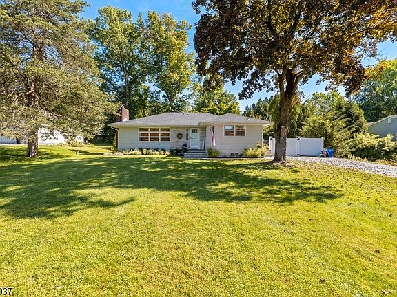 2nd image of 1015 Lakeview Dr