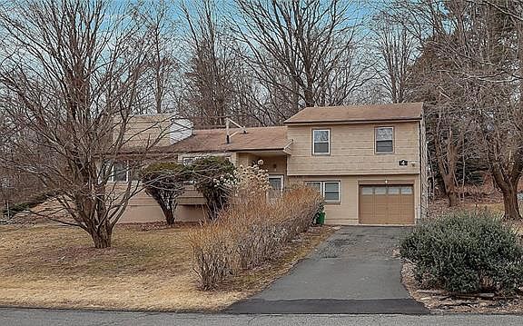 2nd image of 4 Meadow Ln