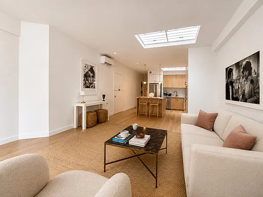 Living room, photo 2