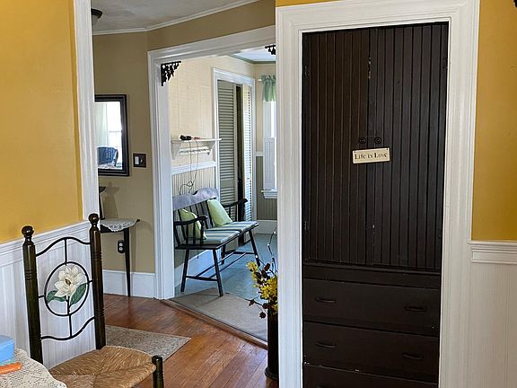 Hallway between dining room and kitchen
