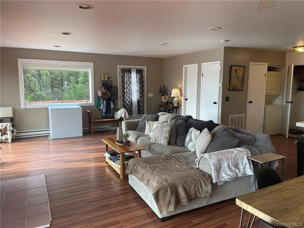 3 bed, 2.0 bath, 1500 sqft, $2,300 — Photo 2