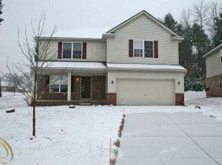 2557 Signature Cir, Pinckney, MI 48169