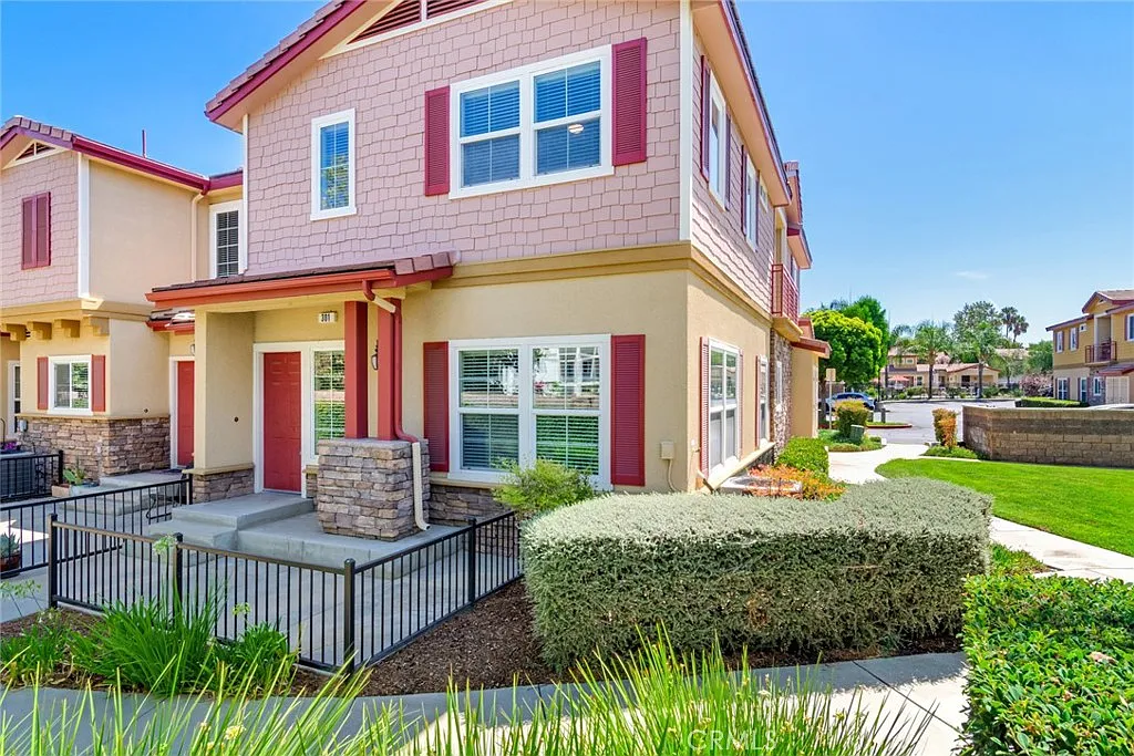 3 bed, 2.5 bath, 1693 sqft, $3,300 — Photo 1